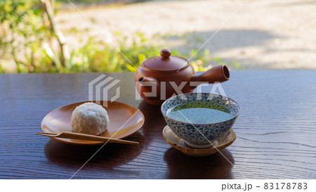 饅頭と日本茶｜縁側でお茶菓子イメージ 83178783