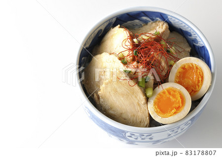 煮玉子と万能葱と糸切り唐辛子が乗っている鶏チャーシュー丼を白背景で俯瞰撮影 煮玉子と万能葱と糸切り唐辛子が乗っている鶏チャーシュー丼を白背景で俯瞰撮影 83178807