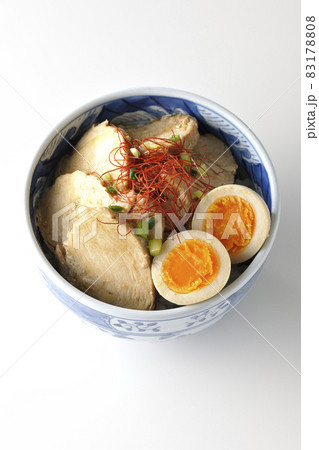 煮玉子と万能葱と糸切り唐辛子が乗っている鶏チャーシュー丼を白背景で俯瞰撮影 煮玉子と万能葱と糸切り唐辛子が乗っている鶏チャーシュー丼を白背景で俯瞰撮影 83178808