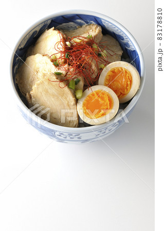 煮玉子と万能葱と糸切り唐辛子が乗っている鶏チャーシュー丼を白背景で俯瞰撮影 煮玉子と万能葱と糸切り唐辛子が乗っている鶏チャーシュー丼を白背景で俯瞰撮影 83178810