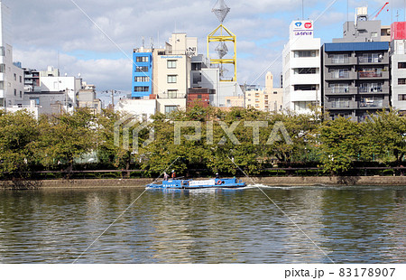 水の都大阪市港湾局の清掃船の水面清掃 水の都大阪市港湾局の清掃船の水面清掃 83178907