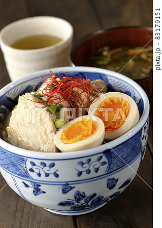 煮玉子と万能葱と糸切り唐辛子が乗っている鶏チャーシュー丼とみそ汁とお茶 83179151