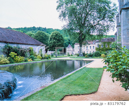 フランス　フォントネー　シトー会修道院 83179762