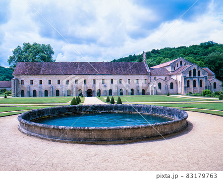 フランス　フォントネー　シトー会修道院 83179763