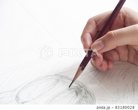 ワイングラスをデッサンする手元 83180028