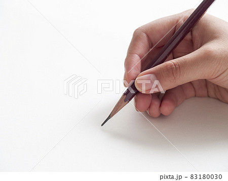 ワイングラスをデッサンする手元 83180030