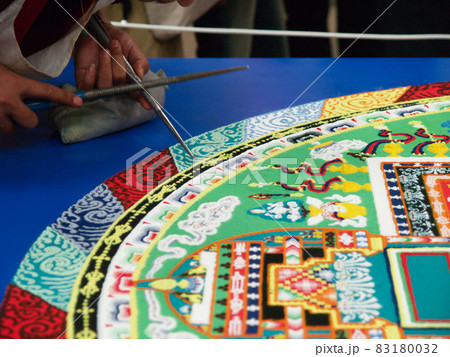チベット仏教伝来、細密な砂曼荼羅を描くの写真素材 [83180032] - PIXTA