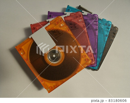 カラフルな5枚のミニディスク(MD)の写真素材 [83180606] - PIXTA