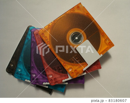 カラフルな5枚のミニディスク(MiniDisc) 83180607