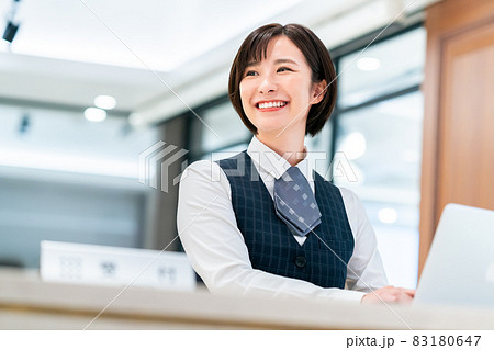 受付で働く若い女性　撮影協力：WEEK芝大門（サンフロンティア不動産） 83180647