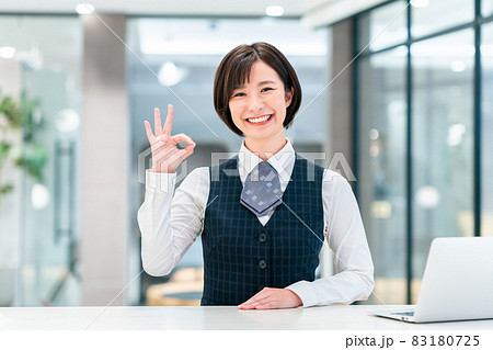 受付のビジネスウーマン　撮影協力：WEEK芝大門（サンフロンティア不動産） 83180725