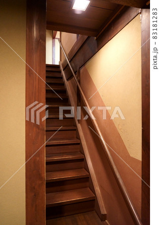 昔ながらの日本の家屋の階段 昔ながらの日本の家屋の階段 83181283