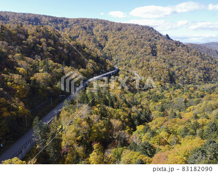 秋の北海道 紅葉が見頃の定山渓〜朝里峠を空撮 秋の北海道 紅葉が見頃の定山渓〜朝里峠を空撮 83182090