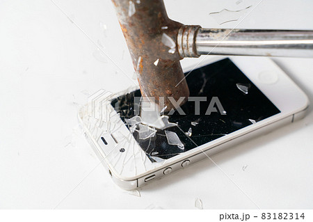 スマホ、破壊、金槌 83182314