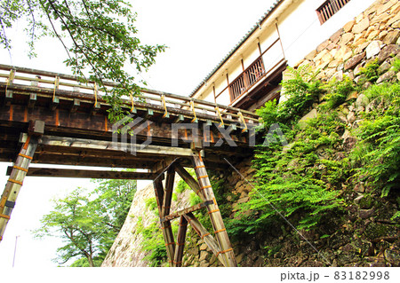 彦根城の表門山道から見上げた天秤櫓と廊下橋 83182998