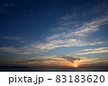海に沈む夕陽 83183620