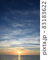 海に沈む夕陽 83183622