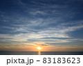 海に沈む夕陽 83183623
