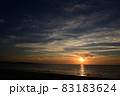 海に沈む夕陽 83183624