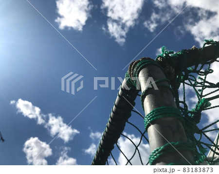 青空と野球練習ネット 83183873