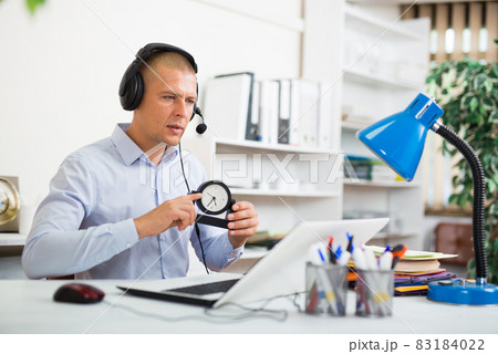 Call center operator warns the client via video call about the end of communication session Call center operator warns the client via video call about the end of communication session 83184022