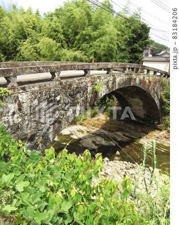 このアーチ形石橋は明治時代に架橋された橋 このアーチ形石橋は明治時代に架橋された橋 83184206