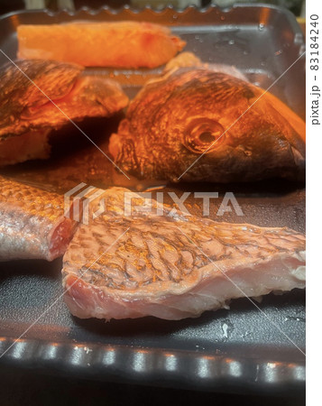 簡単クッキング　テーブル上で無煙ロースターでチヌ（クロダイ）の塩焼き 83184240