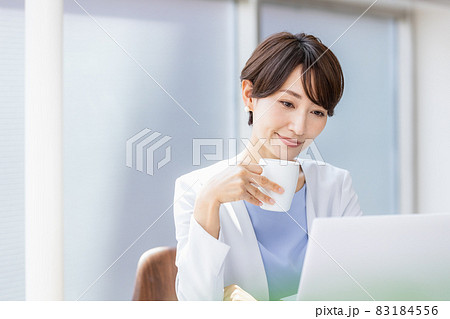 オフィスでデスクワークをしているビジネスウーマン オフィスでデスクワークをしているビジネスウーマン 83184556