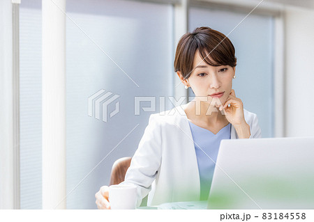 オフィスでデスクワークをしているビジネスウーマン 83184558
