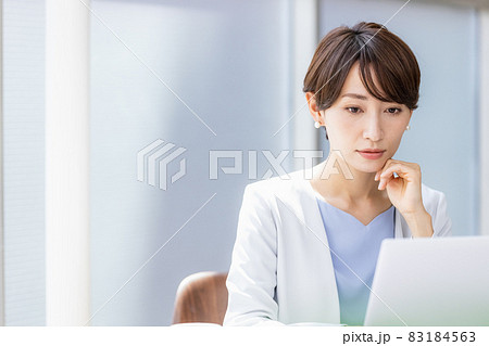 オフィスでデスクワークをしているビジネスウーマン オフィスでデスクワークをしているビジネスウーマン 83184563