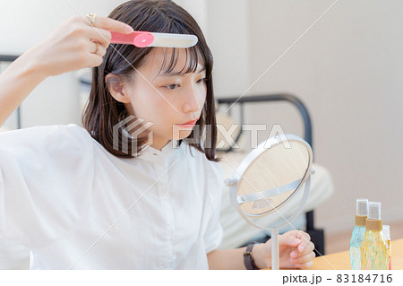 前髪を整える女性 前髪を整える女性 83184716