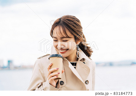 屋外でホットコーヒーを飲む女性 83184773