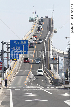 テレビCMでおなじみのべた踏み坂(鳥取県境港市と島根県松江市八束町を結ぶ江島大橋) テレビCMでおなじみのべた踏み坂(鳥取県境港市と島根県松江市八束町を結ぶ江島大橋) 83185141