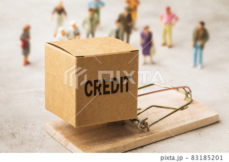 Cardboard box in a mousetrap on the background of people, the concept of the danger of taking a loan or mortgage 83185201