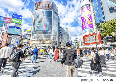 東京渋谷の都市風景　渋谷スクランブル交差点 83185530