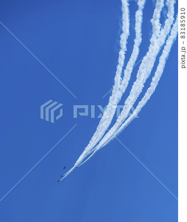 青空に斜め曲線の飛行機雲を描く航空機 83185910