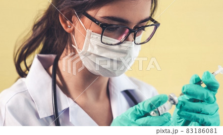 Skillful doctor prepare vaccine proficiently before injection 83186081