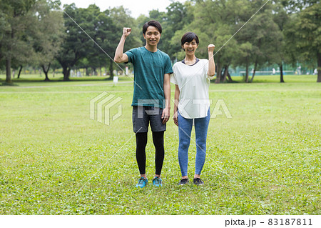 スポーツを楽しむ若い男女 スポーツを楽しむ若い男女 83187811