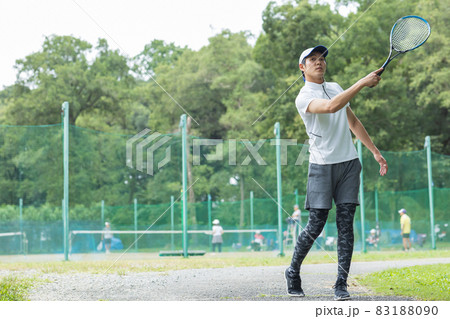 スポーツを楽しむ若い男性 83188090