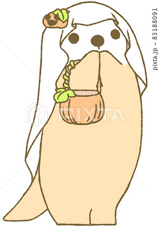 立ちあがって両手を口元にあてている仮装をしたハロウィンを楽しむラッコ（橙色） 83188091