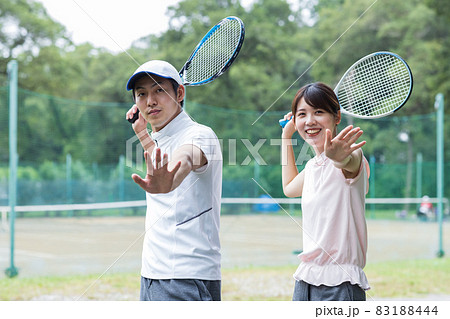 スポーツを楽しむ若い二人 スポーツを楽しむ若い二人 83188444