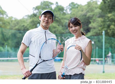 スポーツを楽しむ若い二人 スポーツを楽しむ若い二人 83188445