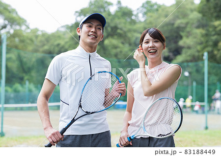 スポーツを楽しむ若い二人 83188449