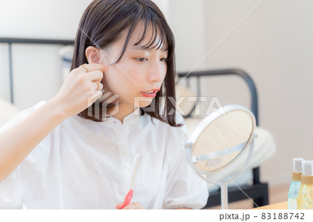 メイクを始める女性の横顔 83188742