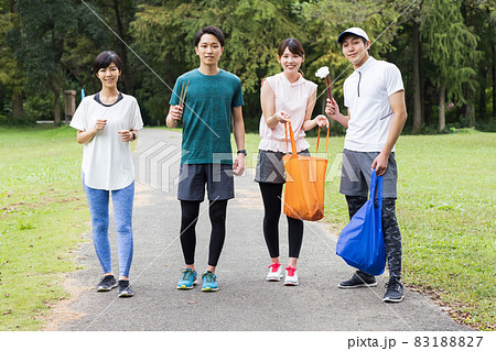 ランニングしながらゴミ拾いをする若い人々 83188827
