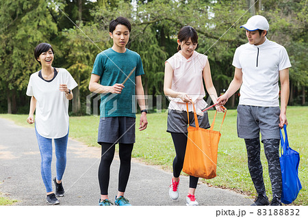 ランニングしながらゴミ拾いをする若い人々 ランニングしながらゴミ拾いをする若い人々 83188832