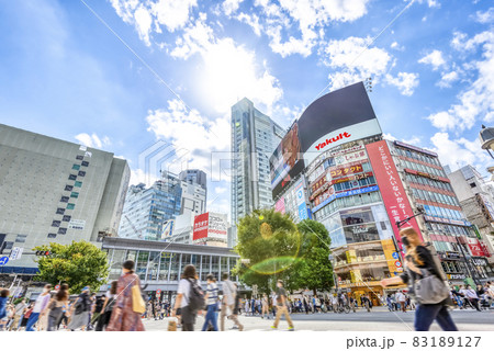 東京渋谷の都市風景　渋谷スクランブル交差点 83189127