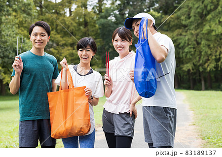 ランニングしながらゴミ拾いをする若い人々 83189137