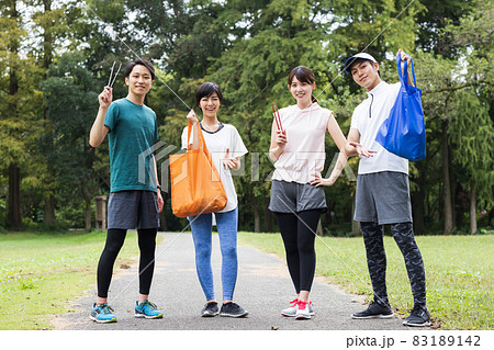 ランニングしながらゴミ拾いをする若い人々 83189142