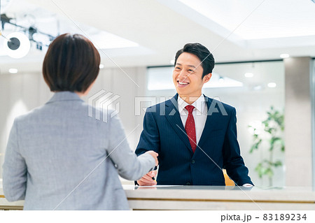 ホテルで宿泊手続きをするビジネスマン 撮影協力:WEEK芝大門(サンフロンティア不動産) ホテルで宿泊手続きをするビジネスマン 撮影協力:WEEK芝大門(サンフロンティア不動産) 83189234